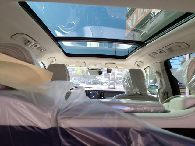 Photo of 2025 White Pearl Volvo XC60