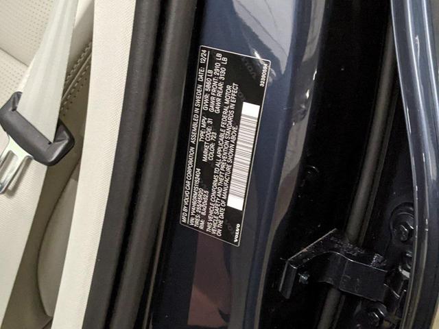 Photo of 2025 Blue Volvo XC60 Plug-In Hybrid
