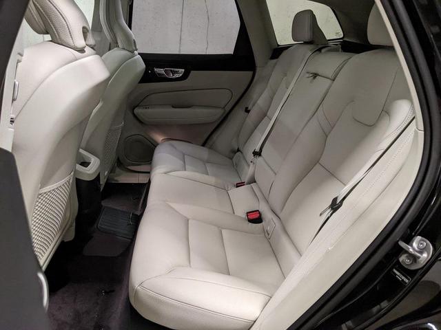 Photo of 2025 Onyx Black Volvo XC60 Plug-In Hybrid