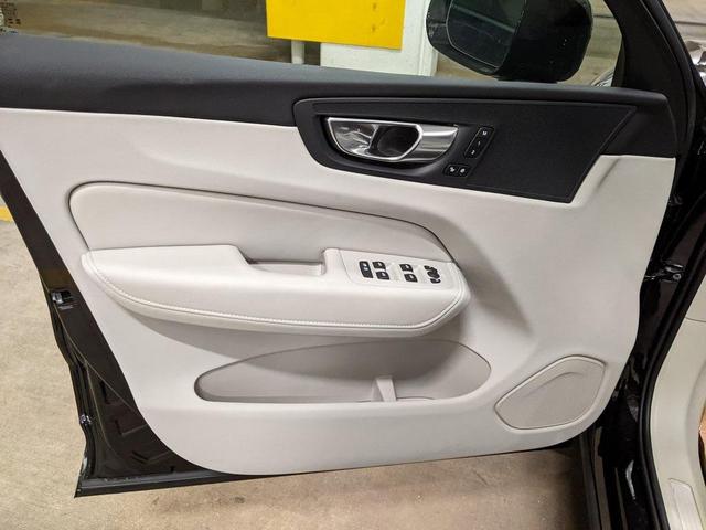 Photo of 2025 Onyx Black Volvo XC60 Plug-In Hybrid