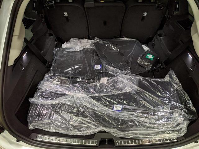 Photo of 2025 White Pearl Volvo XC90 Plug-In Hybrid