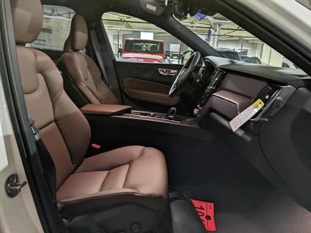 Photo of 2025 White Pearl Volvo XC60