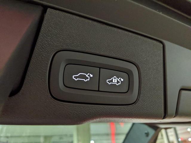 Photo of 2025 White Pearl Volvo XC60