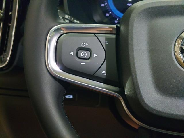 Photo of 2025 White Pearl Volvo XC40