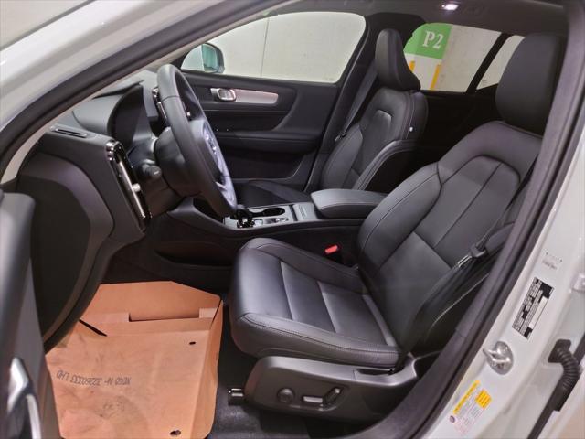 Photo of 2025 White Pearl Volvo XC40