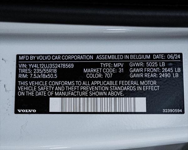 Photo of 2025 White Pearl Volvo XC40