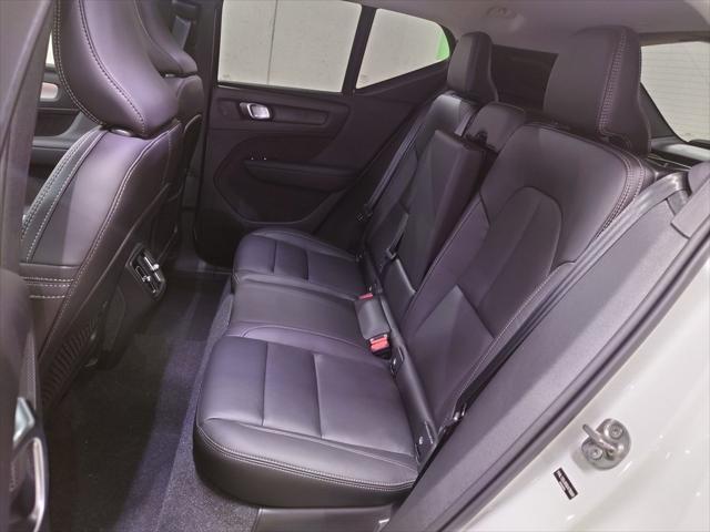 Photo of 2025 White Pearl Volvo XC40