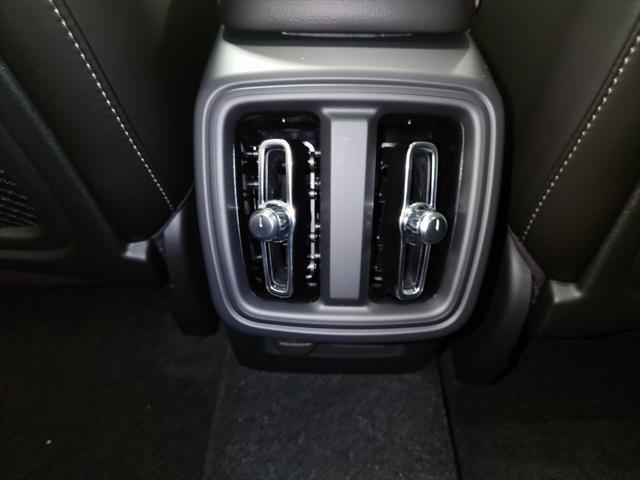 Photo of 2025 White Pearl Volvo XC40