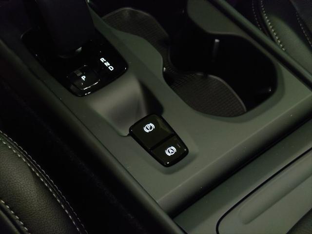 Photo of 2025 White Pearl Volvo XC40