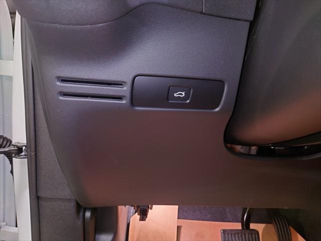 Photo of 2025 White Pearl Volvo XC40