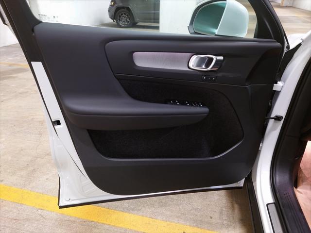Photo of 2025 White Pearl Volvo XC40