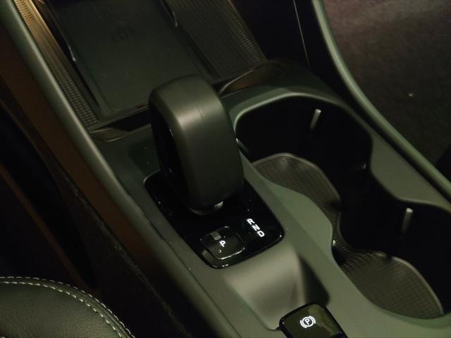 Photo of 2025 White Pearl Volvo XC40