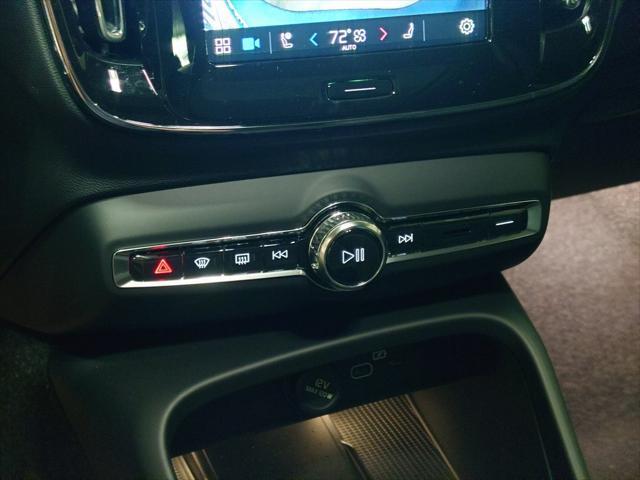 Photo of 2025 White Pearl Volvo XC40