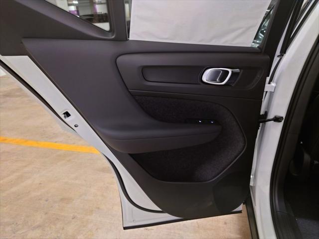 Photo of 2025 White Pearl Volvo XC40