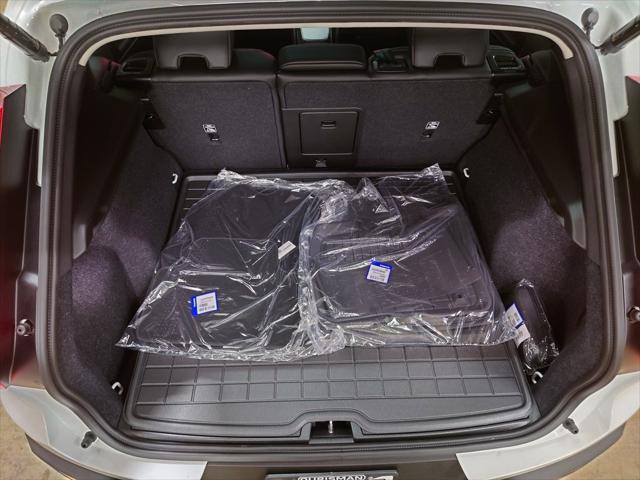 Photo of 2025 White Pearl Volvo XC40