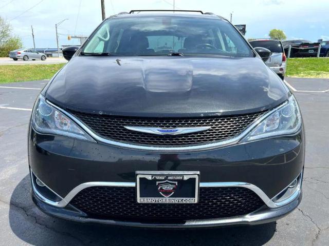 Photo of 2018 Brilliant Black Crystal Pearlcoat Chrysler Pacifica
