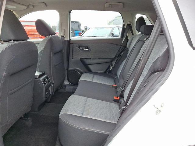 Photo of 2021 White Nissan Rogue