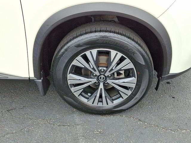 Photo of 2021 White Nissan Rogue
