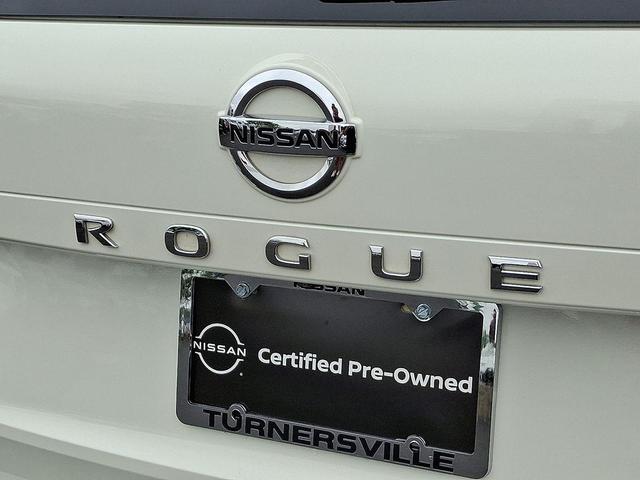 Photo of 2021 White Nissan Rogue