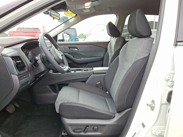 Photo of 2021 White Nissan Rogue