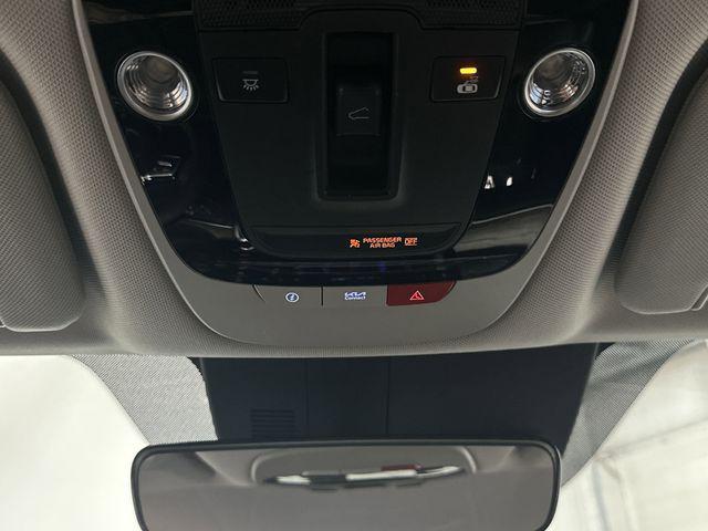 Photo of 2023 Glacial White Pearl Kia Sorento