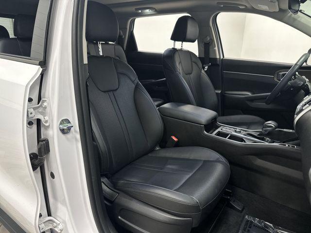 Photo of 2023 Glacial White Pearl Kia Sorento