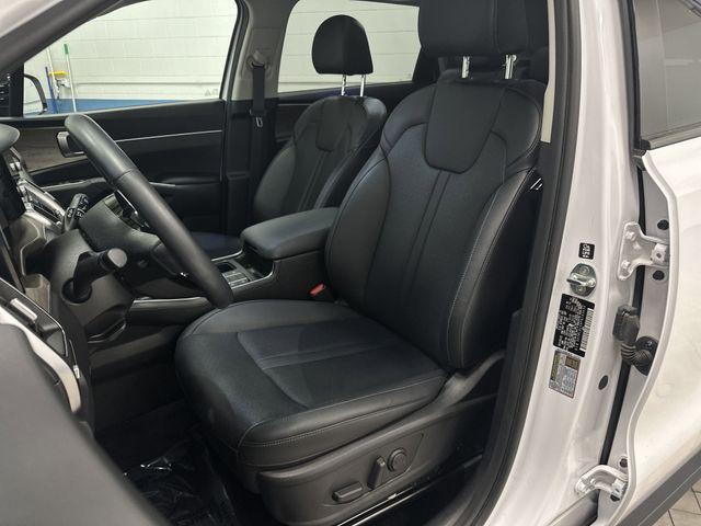 Photo of 2023 Glacial White Pearl Kia Sorento