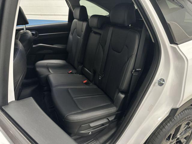 Photo of 2023 Glacial White Pearl Kia Sorento