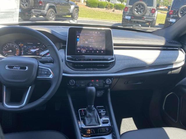 Photo of 2025 Bright White Clearcoat Jeep Compass