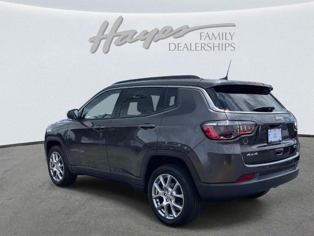 Photo of 2022 Granite Crystal Clearcoat Metallic Jeep Compass