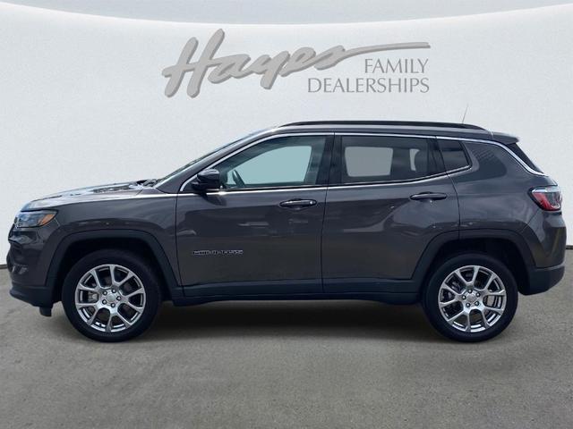 Photo of 2022 Granite Crystal Clearcoat Metallic Jeep Compass