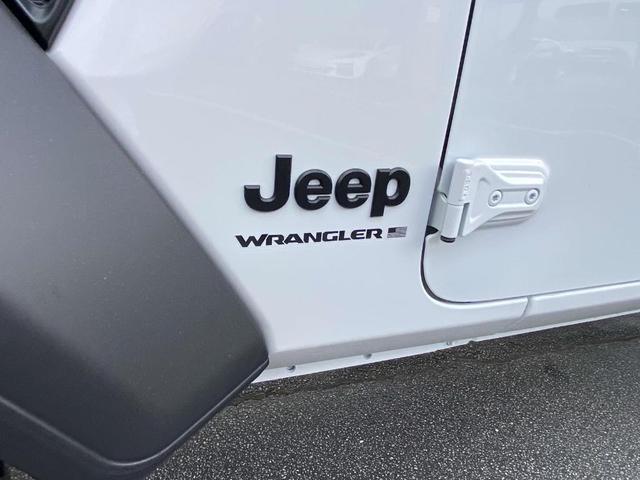 Photo of 2025 Bright White Clearcoat Jeep Wrangler