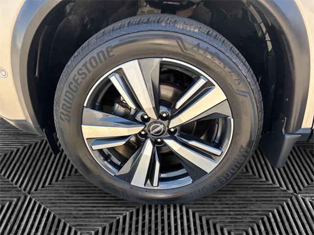 Photo of 2023 Champagne Silver Metallic Nissan Rogue