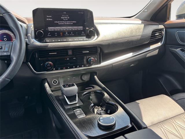 Photo of 2023 Champagne Silver Metallic Nissan Rogue