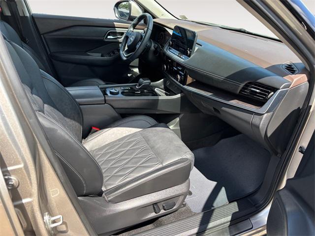 Photo of 2023 Champagne Silver Metallic Nissan Rogue