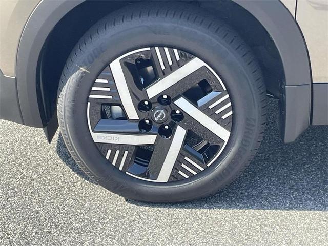 Photo of 2025 Bronze Nissan Kicks