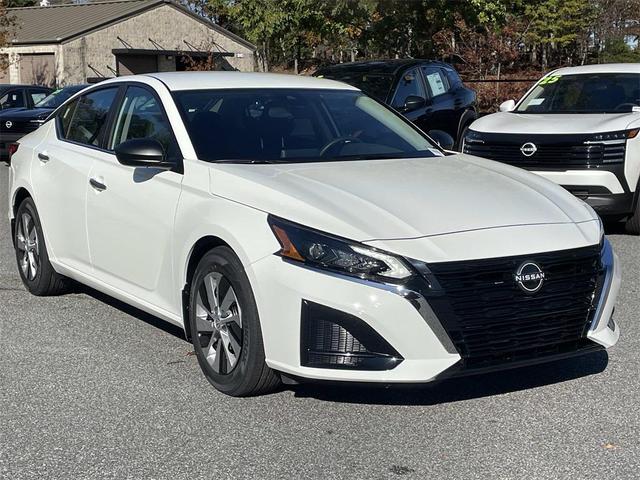 Photo of 2025 Glacier White Nissan Altima