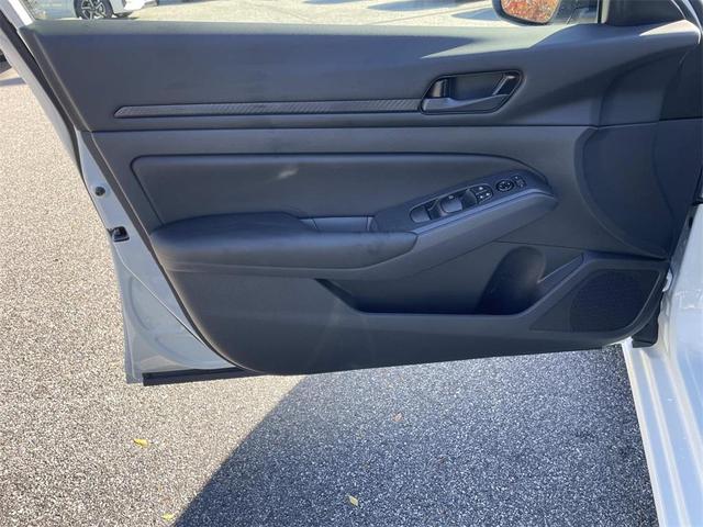 Photo of 2025 Glacier White Nissan Altima
