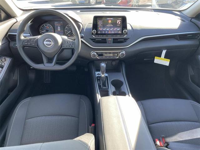Photo of 2025 Glacier White Nissan Altima