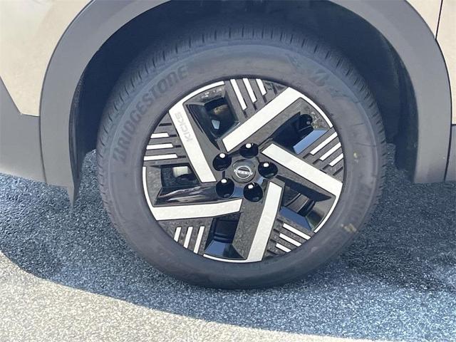 Photo of 2025 Bronze Metallic Nissan Kicks