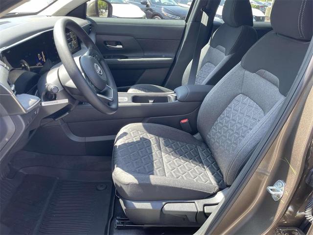 Photo of 2025 Bronze Metallic Nissan Kicks