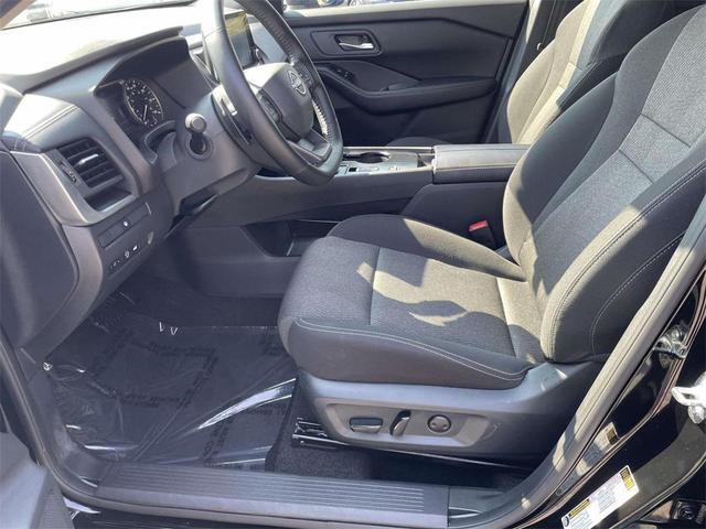 Photo of 2025 Super Black Nissan Rogue