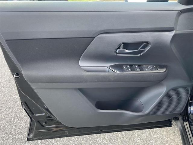 Photo of 2025 Super Black Nissan Kicks