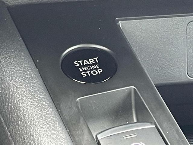 Photo of 2025 Super Black Nissan Kicks