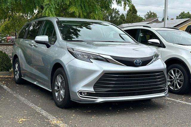 Photo of 2024 Celestial Silver Metallic Toyota Sienna
