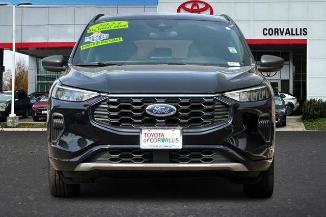 Photo of 2023 Black Metallic Ford Escape