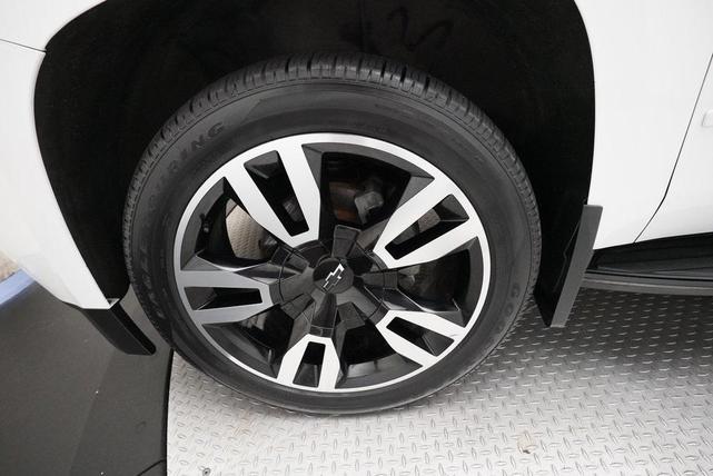 Photo of 2018 Summit White Chevrolet Suburban