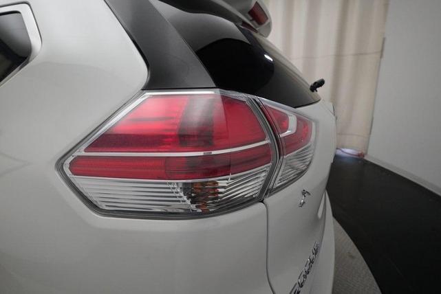 Photo of 2016 Glacier White Nissan Rogue