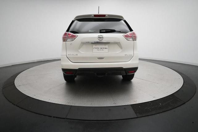 Photo of 2016 Glacier White Nissan Rogue