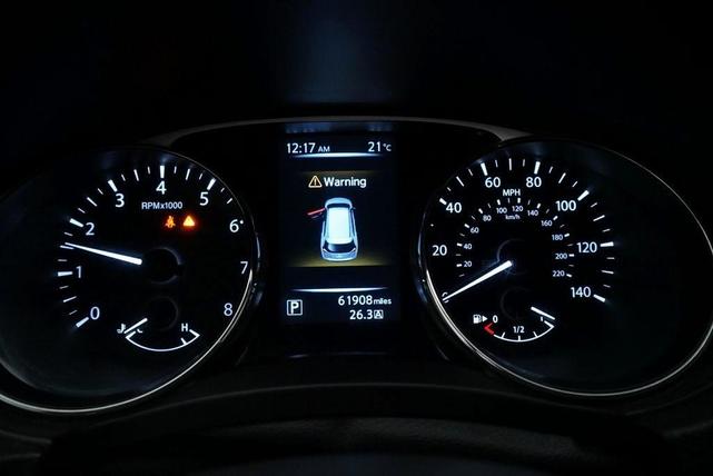 Photo of 2016 Glacier White Nissan Rogue
